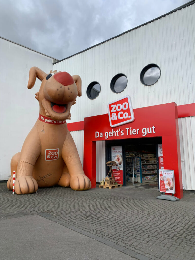 Zoofachmarkt Aachen Eingang mit Hund